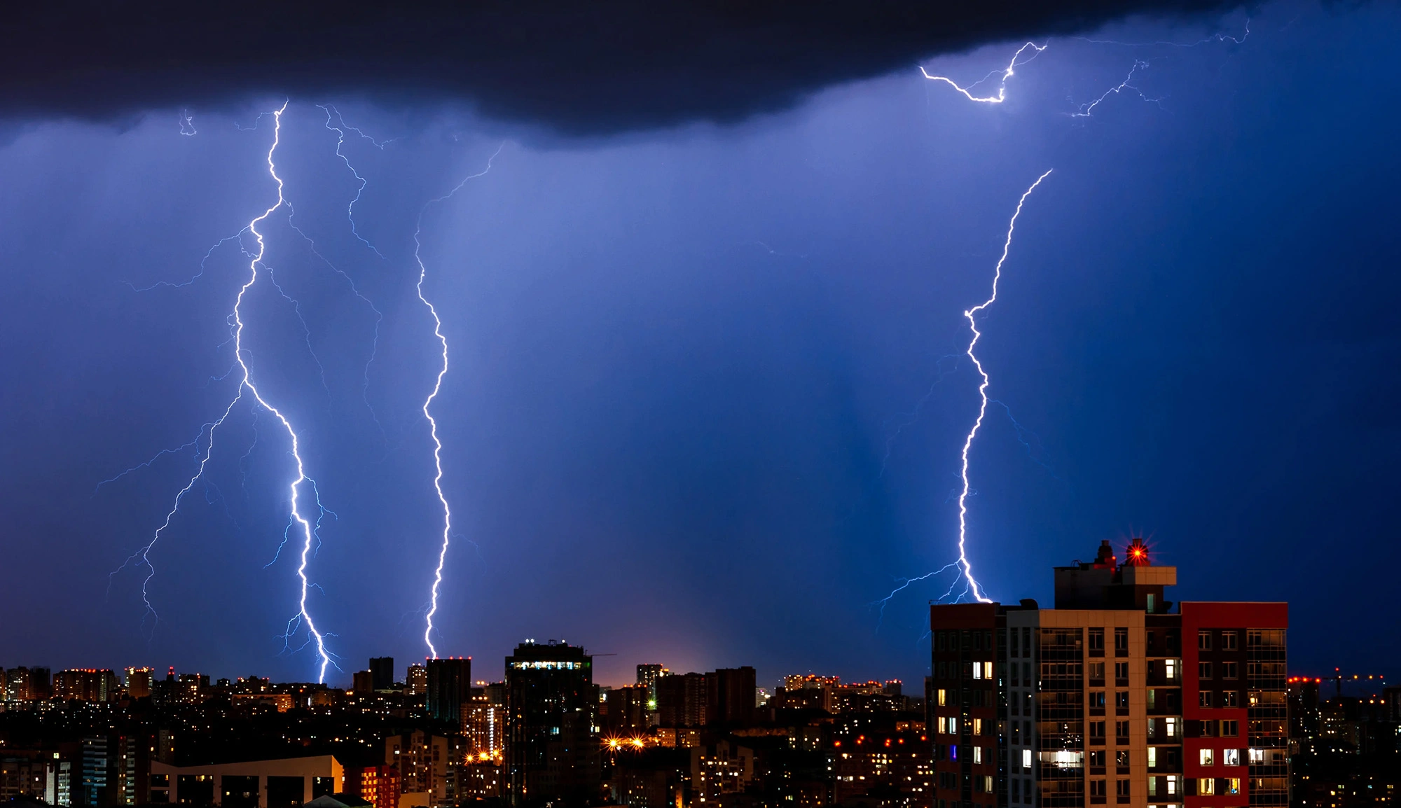 Afbeelding van een hevige onweersbui boven de stad