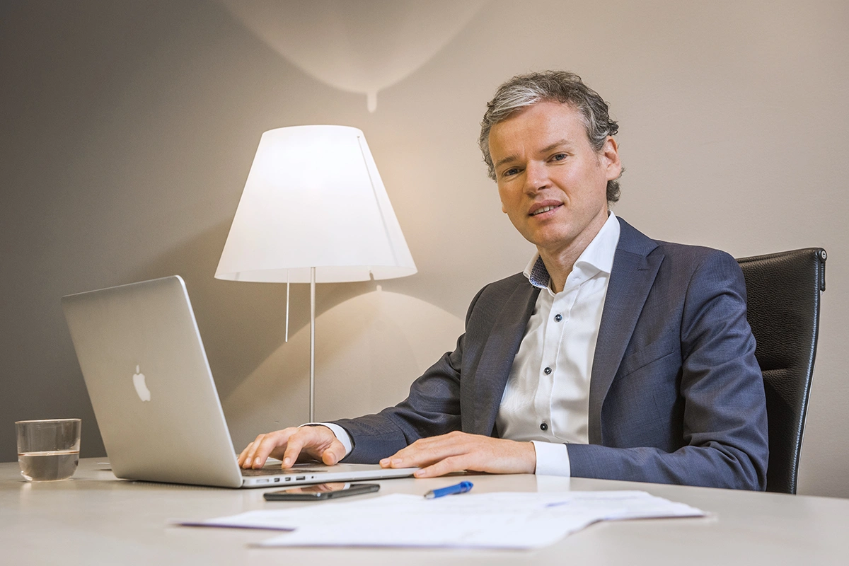 Zaakvoerder Guy Teunissen aan zijn bureau