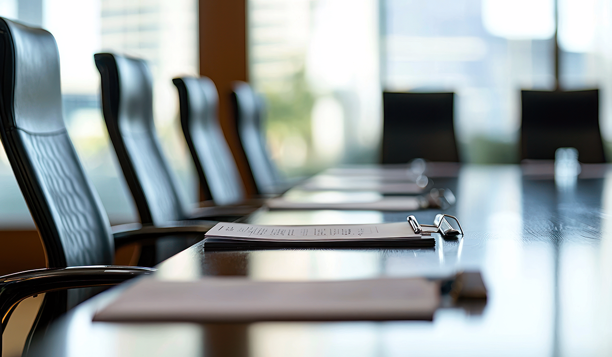 Afbeelding van een vergadertafel met stoelen